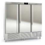 Armario de Refrigeración Acero Inoxidable 3 Puertas Opacas 1852 Litros 15 Estantes Serie NIMBUS 2035x745x2160h mm CASR-210-3 Docriluc