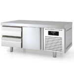Mesa Refrigerada Acero Inoxidable 1 Puerta Opaca 1 Estante 2 Cajones 245 Litros Serie LUMINIS 1345x700x600h mm MKRC-135 Docriluc
