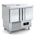 Mesa Refrigerada para Ingredientes 15 Cubetas GN1/6 - 3 Puertas Opacas 3 Estantes 264 Litros Serie ARGENTUM 1375x700x890h mm MSS-140 Docriluc
