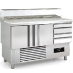 Mesa Refrigerada para Ingredientes 7 Cubetas GN1/6 - 3 Puertas Opacas 3 Estantes 2 Cajones 264 Litros Serie ARGENTUM 1375x700x890h mm MPP-140 Docriluc