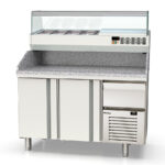 Mesa Refrigerada para Pizza 5 Cubetas GN 1/4 - 2 Puertas Opacas 2 Estantes 255 Litros Serie CRUSTUM 1345x700x850h mm MPI-70-135-R Docriluc