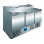 Mesa Refrigerada para Ingredientes 8 Cubetas GN 1/6-150 - 3 Puertas Opacas 3 Estantes Gama 700 - 1365x700x1010h mm PS300EUT EUTRON